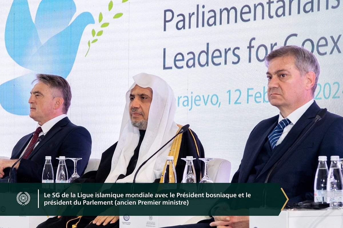 La ville de Sarajevo l’a accueilli en présence de la diversité bosniaque musulmane, serbe et croate :