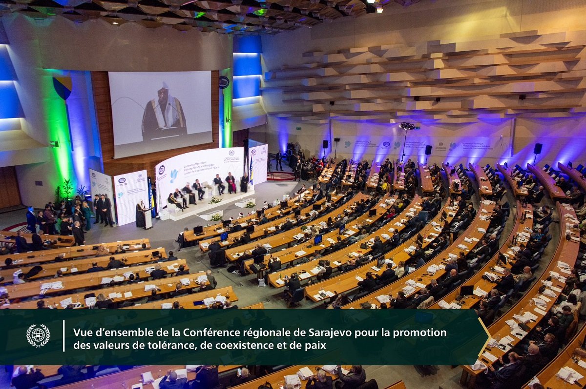 La ville de Sarajevo l’a accueilli en présence de la diversité bosniaque musulmane, serbe et croate :