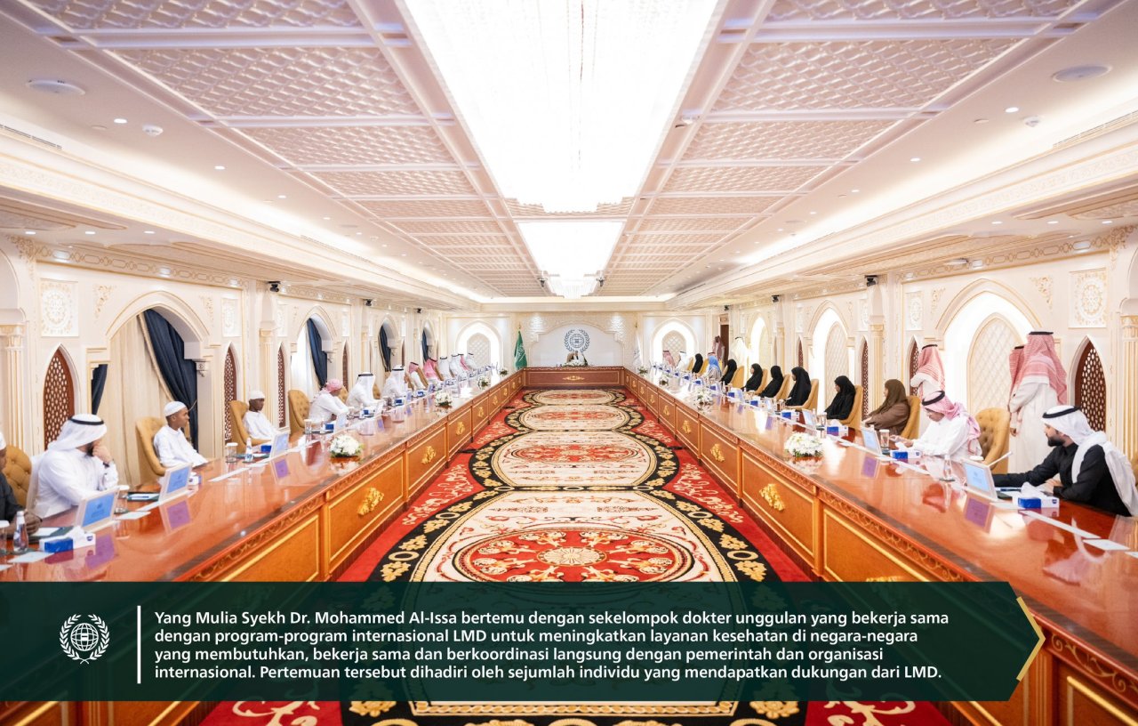 Dengan kehadiran Yang Mulia Sekretaris Jenderal LMD, Ketua Organisasi Ulama Muslim, Syekh Dr. Mohammed Alissa   :  Liga Muslim Dunia memberikan penghargaan kepada sekelompok dokter dan ahli bedah terkemuka dunia