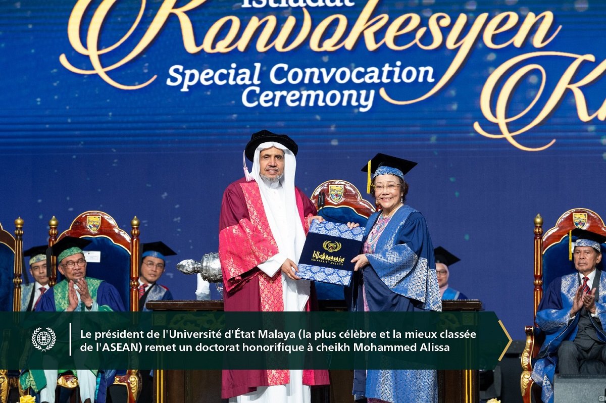 En présence du Premier Ministre de Malaisie et de ses adjoints :