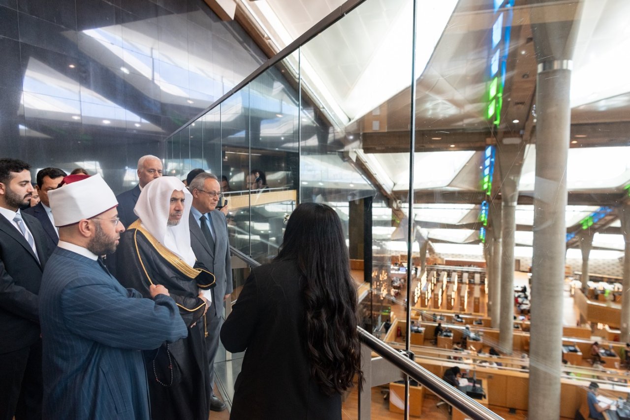 عزت مآب شیخ ڈاکٹر محمد العیسی اسکندریہ لائبریری میں”مشرق او رمغرب“ کے موضوع پر لیکچر دے رہے ہیں۔