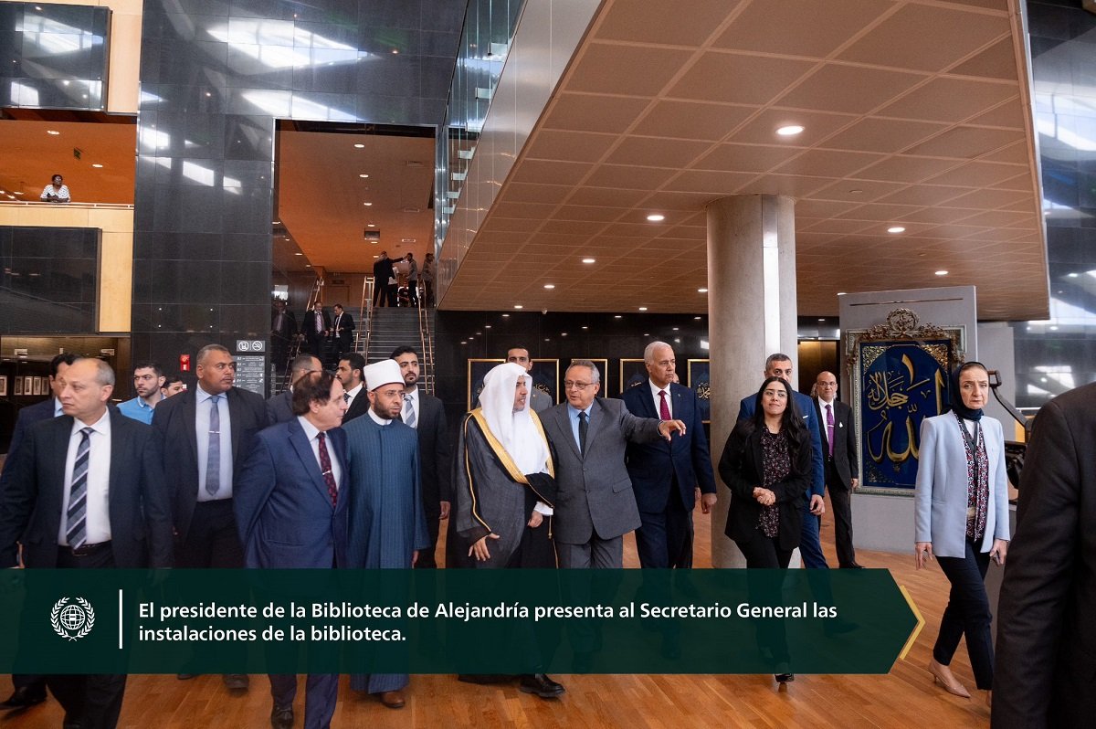 En presencia de cerca de 1600 personas, entre ellas Ministros, directores de universidades, decanos de facultades, académicos y estudiantes: