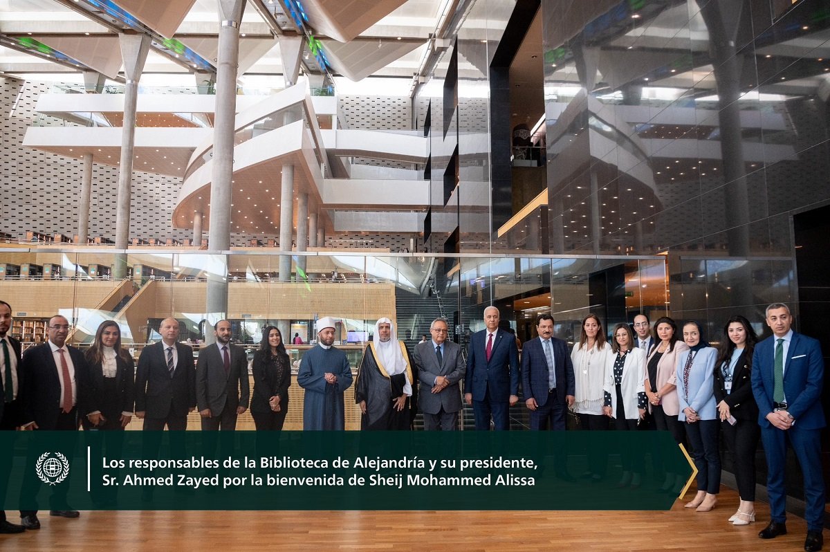 En presencia de cerca de 1600 personas, entre ellas Ministros, directores de universidades, decanos de facultades, académicos y estudiantes: