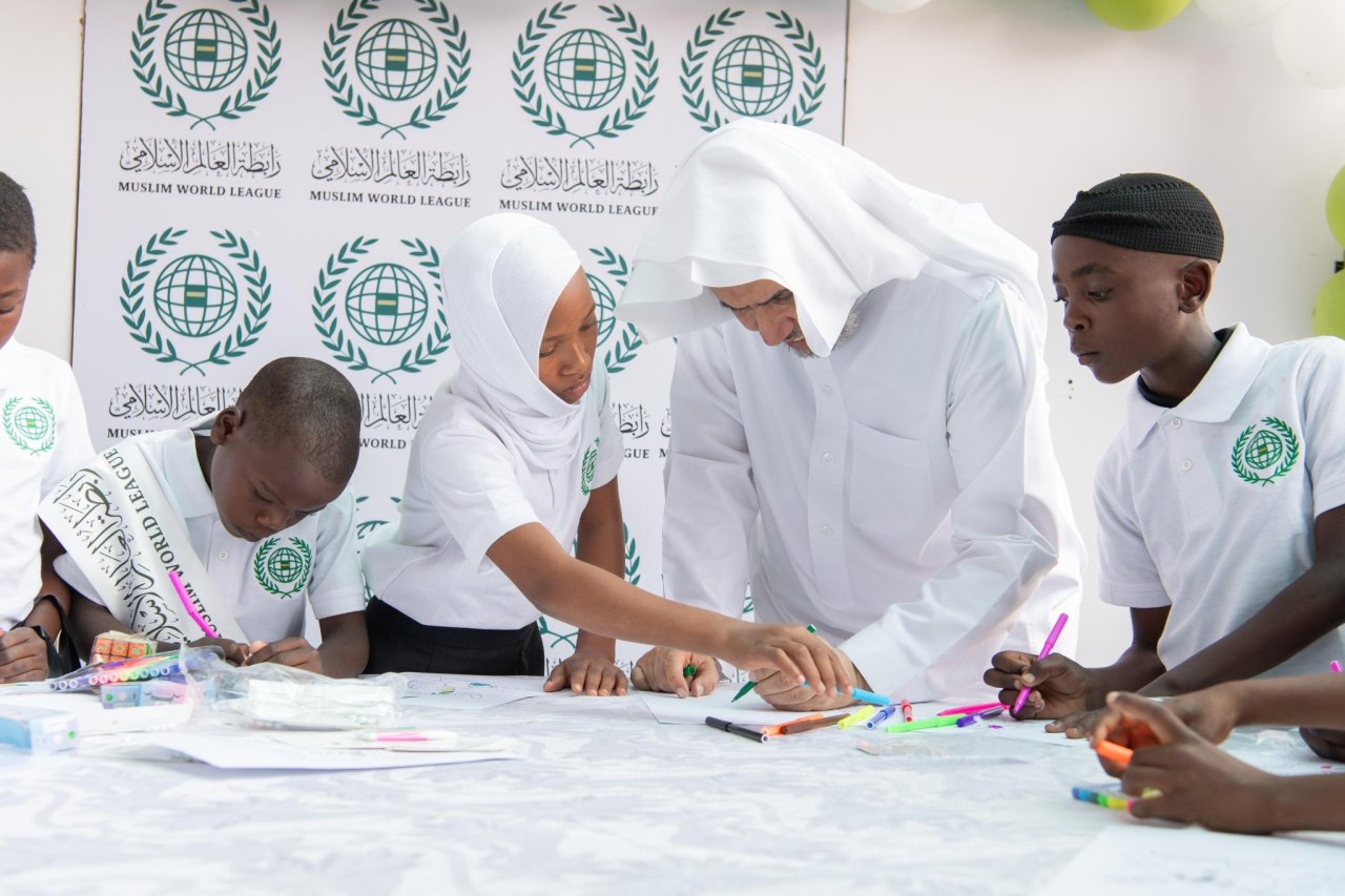 به پاسداشت ۶ هزار یتیمی که تحت حمایت سازمان همبستگی هستند... سازمان همبستگی جهان اسلام با حضور رئیس‌جمهور، جناب آقای لازاروس مک‌کارتی چاکویرا، و دبیر کل محترم، رئیس هیئت علمای مسلمان، آقای دکتر شیخ محمد العيسى از برنامه‌های خود برای یتیمان در جمهوری مالاوی تقدیر کرد