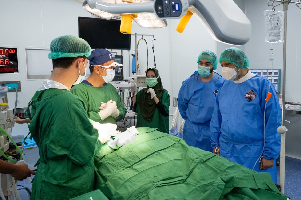 ‏تفقد معالي الأمين العام لرابطة العالم الإسلامي، رئيس هيئة علماء المسلمين، فضيلة الشيخ د. ⁧‫محمد العيسى‬⁩ ⁦‪‬⁩، عدداً من البرامج الصحية للرابطة في المستشفيات الإندونيسية