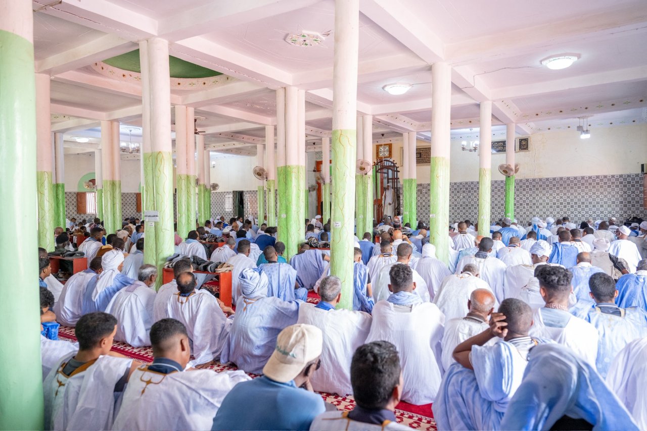 Aujourd hui durant le sermon du vendredi à Nouakchott, précédé d’une grande réception académique : cheikh Mohammed Alissa prononce le prêche et dirige la prière en présence de hauts responsables religieux et de nombreux fidèles.