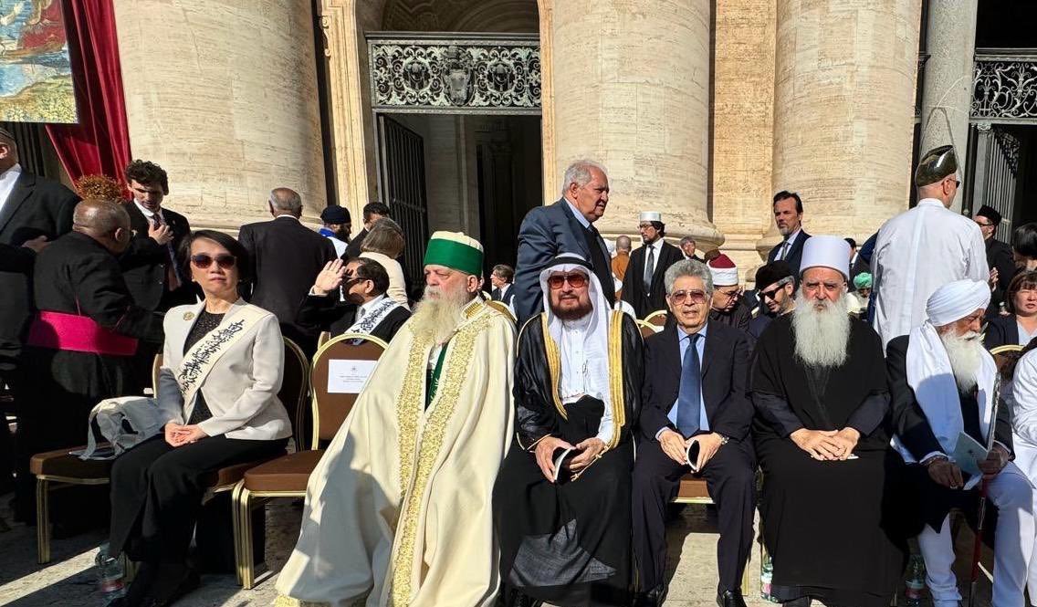 En nombre del Secretario General, el Sheij Mohammed Alissa  , el Dr. Abdulaziz Sarhan, asesor y enviado de coordinación de la Ligadel MundoIslamico ante el Vaticano, participó hoy en las ceremonias de entronización del Papa León XIV.