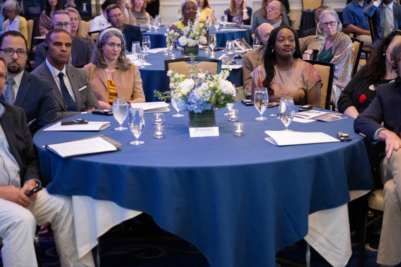 دیشب: دانشگاه معتبر و جهانی «دوک» (Duke University) در ایالات متحده، میزبان یک سخنرانی علمی از سوی جناب آقای دکتر شیخ محمد العيسى    ، دبیرکل سازمان همبستگی جهان اسلام و رئیس انجمن علمای مسلمان، با موضوع «تمدن اسلامی و سیر آن در علوم و ادبیات» بود