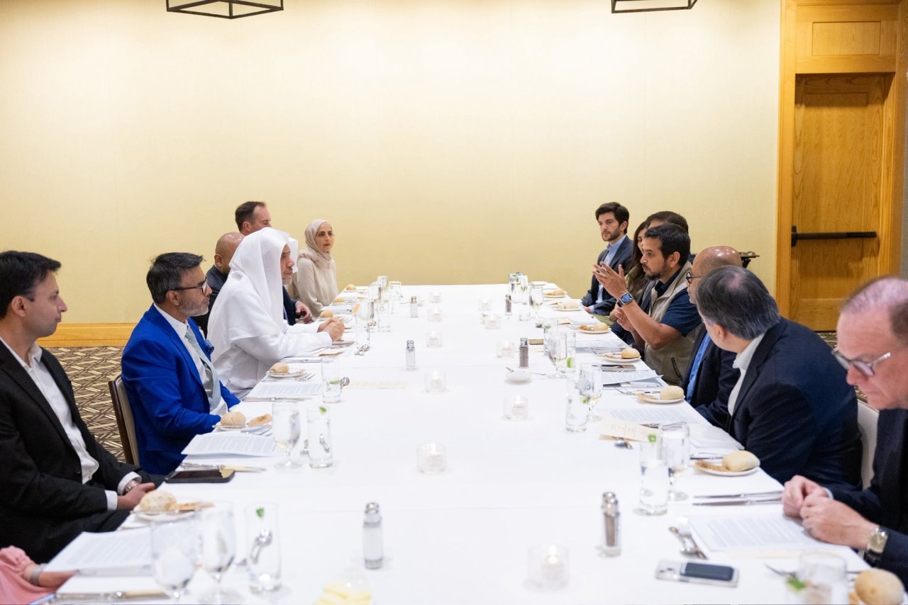 ‏تعدادی از کارآفرینان و مدیران اجرایی در سیلیکون‌وادی با جناب دبیرکل، رئیس انجمن علمای مسلمان، جناب آقای دکتر شیخ ⁧محمد العيسى⁩ ⁦در گفت‌وگویی گسترده دیدار کردند. ‏این دیدار شامل توضیحی درباره نظام اقتصادی در اسلام ، و بیان اهداف تشریعی آن مطابق با قواعد آن در عدالت و ارزش‌ها؛ به‌ویژه مشهورترین قاعده آن: «لا ضرر ولا ضرار / نه زیان‌رسانی و نه زیان‌دیدن متقابل، No harming or reciprocating harm» بود.