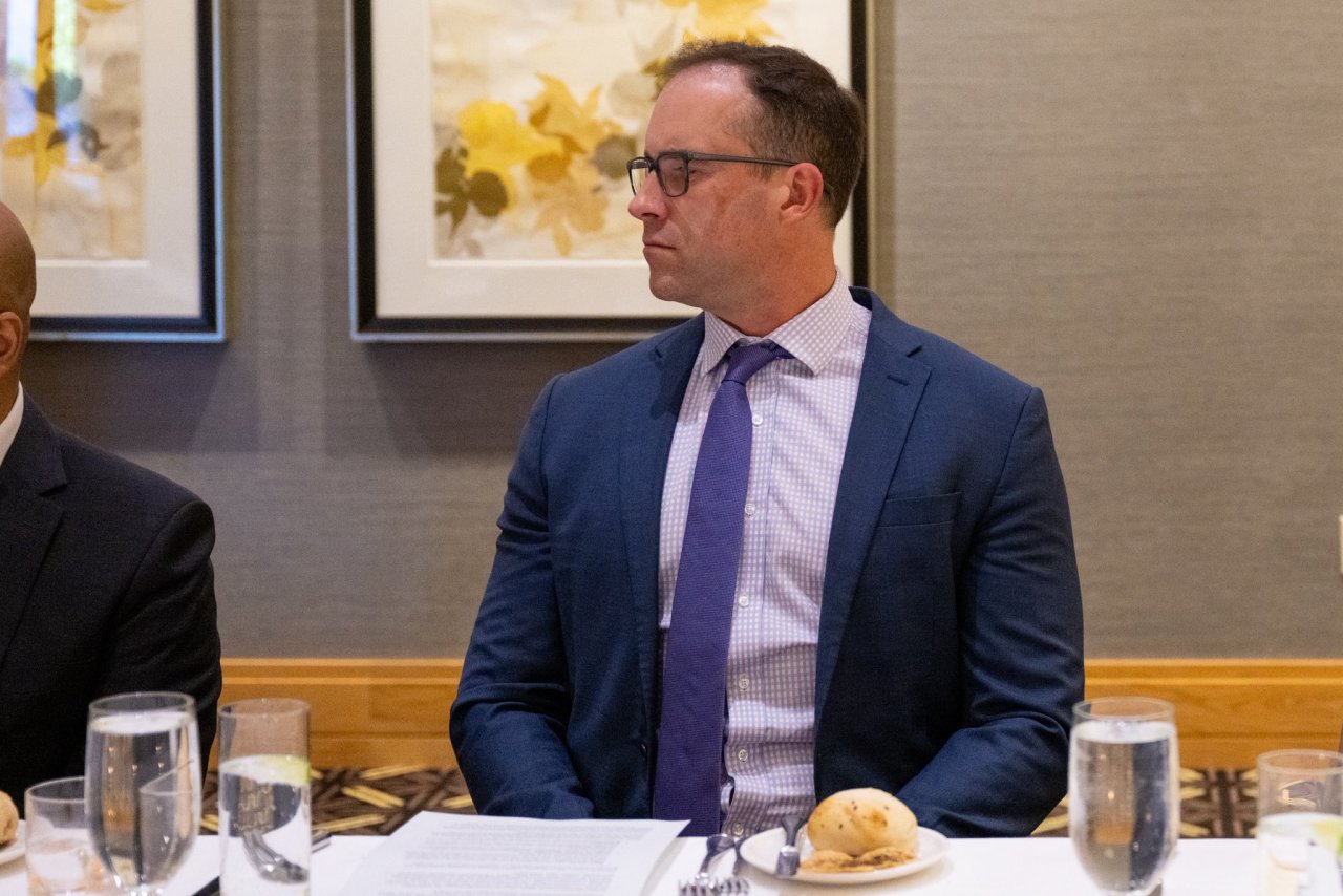 ‏تعدادی از کارآفرینان و مدیران اجرایی در سیلیکون‌وادی با جناب دبیرکل، رئیس انجمن علمای مسلمان، جناب آقای دکتر شیخ ⁧محمد العيسى⁩ ⁦در گفت‌وگویی گسترده دیدار کردند. ‏این دیدار شامل توضیحی درباره نظام اقتصادی در اسلام ، و بیان اهداف تشریعی آن مطابق با قواعد آن در عدالت و ارزش‌ها؛ به‌ویژه مشهورترین قاعده آن: «لا ضرر ولا ضرار / نه زیان‌رسانی و نه زیان‌دیدن متقابل، No harming or reciprocating harm» بود.