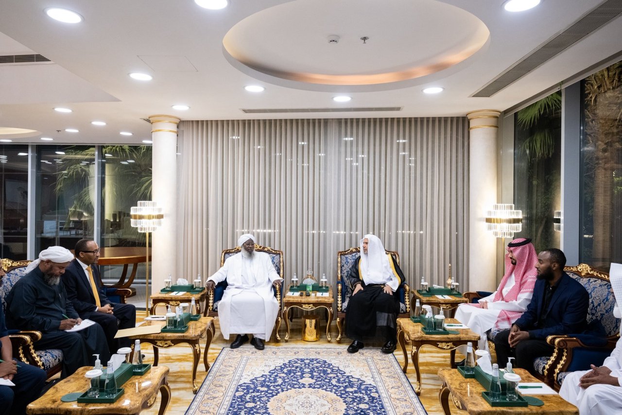 Yang Mulia Sekretaris Jenderal LMD, Ketua Organisasi Ulama Muslim, Syekh Dr. Mohammed Alissa, menerima kunjungan Yang Mulia Imam Besar, Ketua Dewan Tertinggi Urusan Islam, Ketua Majelis Ulama Republik Ethiopia, Syekh Dr. Haji Ibrahim Tufa, di kantornya.