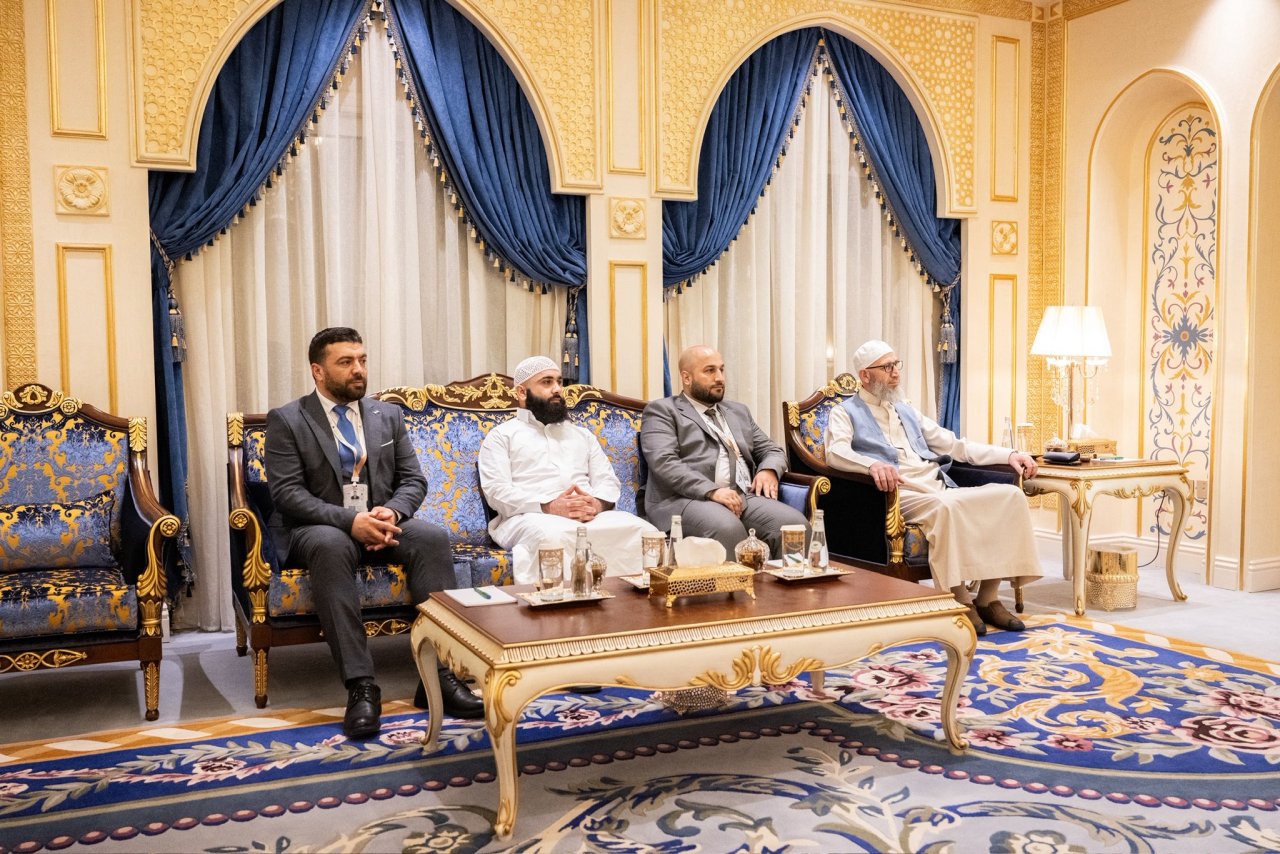 Yang Mulia Sekretaris Jenderal LMD, Ketua Organisasi Ulama Muslim, Syekh Dr. Mohammed Al-Issa menerima kunjungan Yang Mulia Menteri Wakaf Republik Arab Suriah, Syekh Dr. Mohammad Abu Al-Khair Shukri.