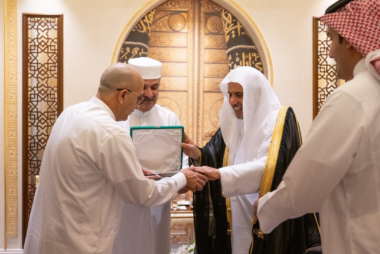 Yang Mulia Sekretaris Jenderal LMD, Ketua Organisasi Ulama Muslim, Syekh Dr. Mohammed Alissa, menerima kunjungan Yang Mulia Ketua Mahkamah Agung Republik Islam Pakistan, Hakim Yahya Afridi, pada malam hari ini.