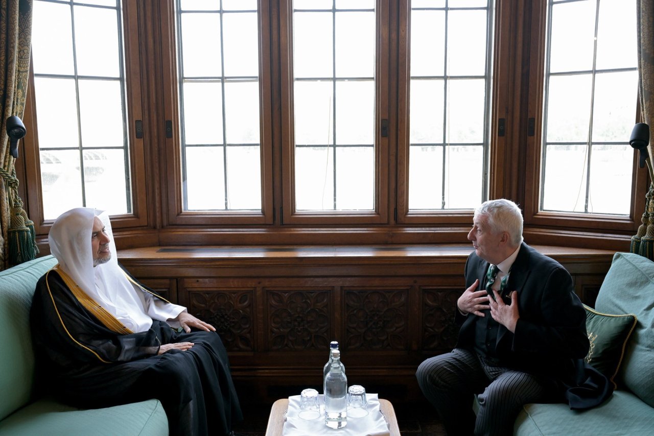 El Secretario General y Presidente de la Comisión de Ulemas, el Sheij Mohammed Al-Issa, se reunió con el Presidente de la Cámara de los comunes, Sir Lindsay Hoyle, en su despacho en Westminster, Londres.