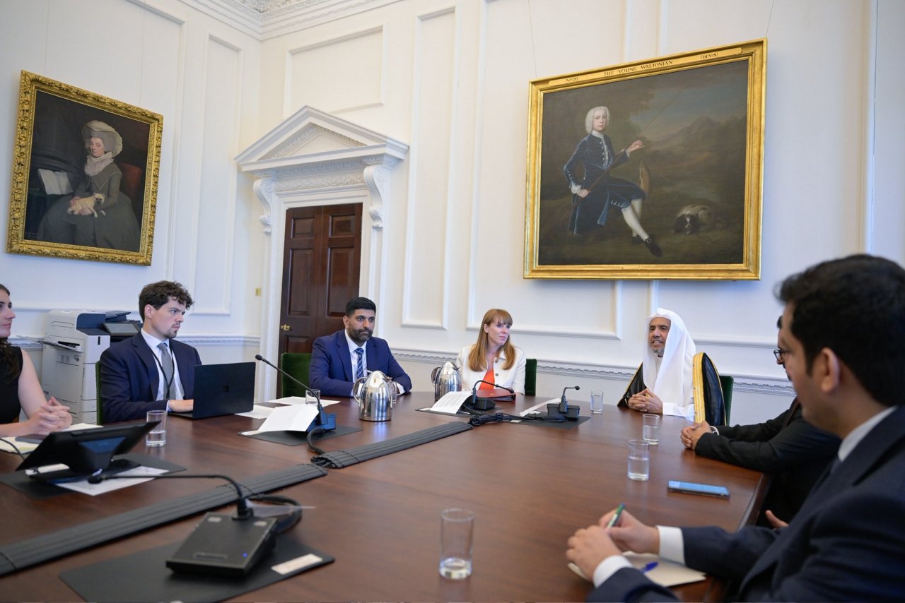 La viceprimera ministra del Reino Unido, la Sra. Angela Rayner, se reunió con el Sheij Mohammed Al-Issa