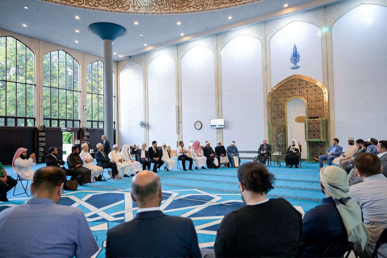 Le Centre Islamique de Londres, capitale du Royaume-Uni, a accueilli une rencontre élargie entre le Secrétaire général et Président de l’Organisation des savants musulmans, cheikh Mohammed Alissa, et les responsables musulmans de tout le Royaume-Uni