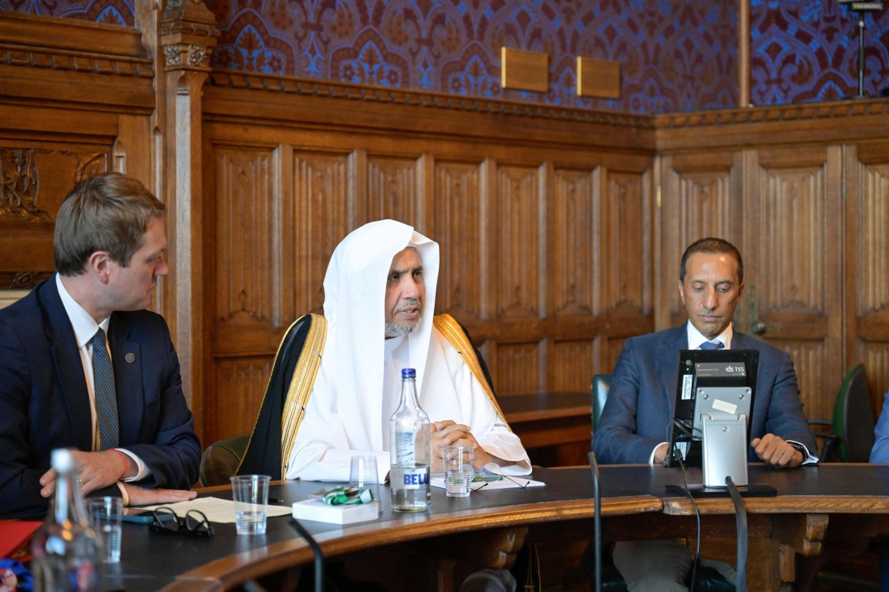 El presidente y los responsables del Parlamento británico rinden homenaje al Secretario General de la Liga del Mundo Islámico