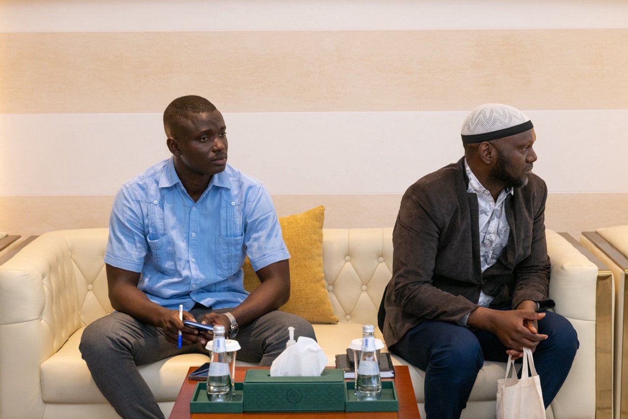 Yang Mulia Sekretaris Jenderal LMD, Ketua Organisasi Ulama Muslim, Syekh Dr. Mohammed Alissa , menerima kunjungan Yang Mulia Duta Besar Republik Guinea-Bissau untuk Kerajaan Arab Saudi