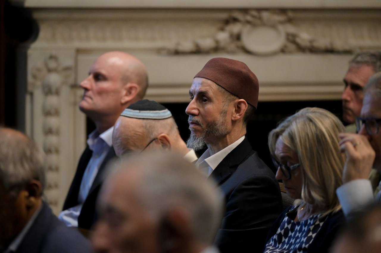 El Instituto Henry Jackson en el Reino Unido organiza un diálogo con el Secretario general de la Liga del Mundo Islámico.