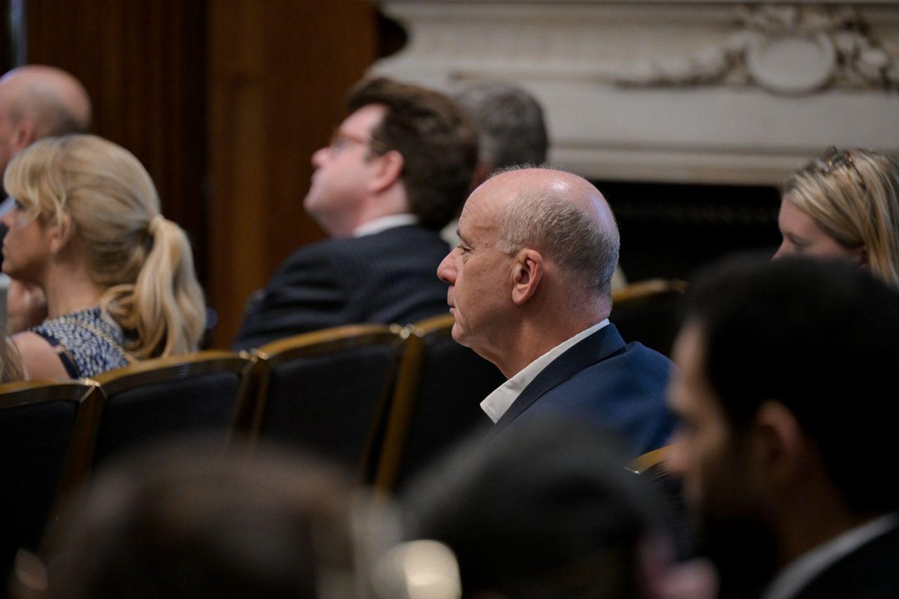 El Instituto Henry Jackson en el Reino Unido organiza un diálogo con el Secretario general de la Liga del Mundo Islámico.