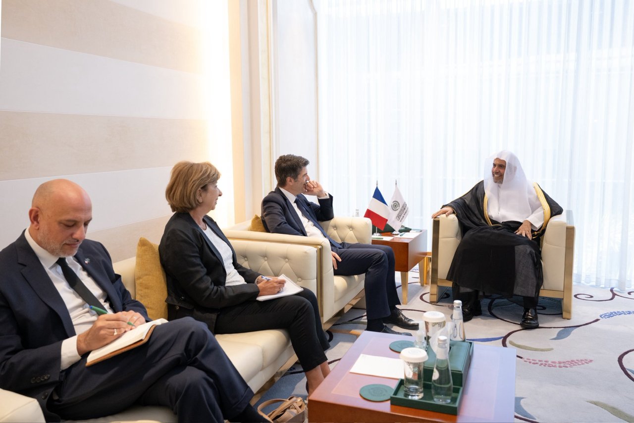 Yang Mulia Sekretaris Jenderal LMD, Ketua Organisasi Ulama Muslim, Syekh Dr. Mohammed Alissa, bertemu dengan Yang Mulia Duta Besar Republik Prancis untuk Kerajaan Arab Saudi, Tuan Patrick Maisonnave, di kantornya di Riyadh pada siang hari ini.