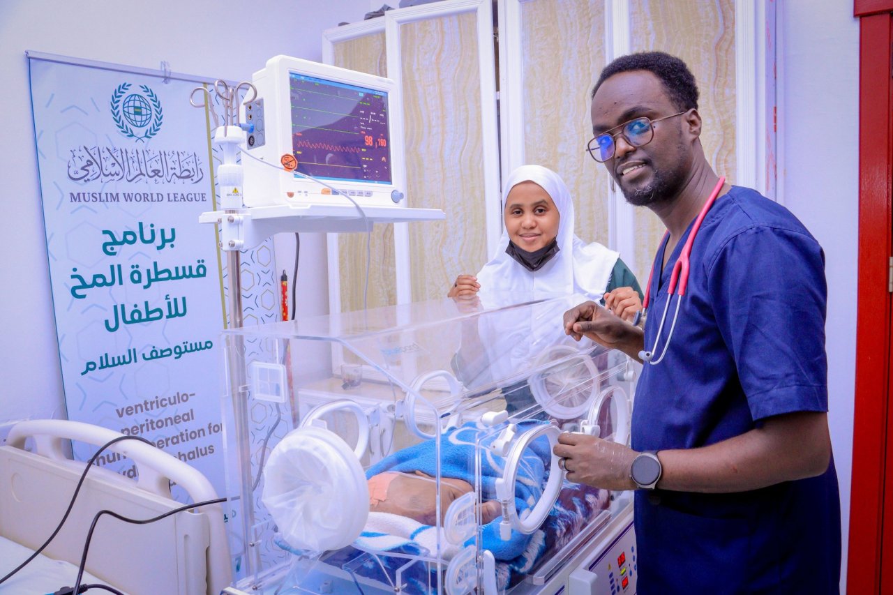 ‏تدشينُ برنامج “قسطرة المخّ للأطفال” في &quot;هرجيسا&quot; بالصومال.  ‏يُنفَّذُ البرنامجُ في مستوصف السَّلام الطبي، التابع لرابطة العالم الإسلامي، ويتمُّ خلالَه إجراء جراحات قسطرةٍ تداخُلية دقيقة في المُخ، على يد طاقمٍ طبيٍّ من نُخبة الاستشاريين والمُتخصصين.