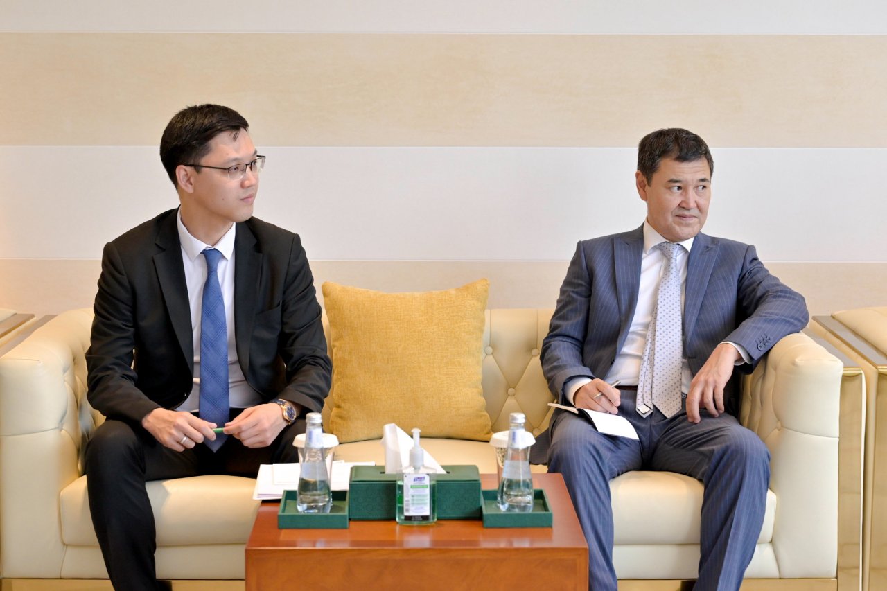 Yang Mulia Sekretaris Jenderal LMD, Ketua Organisasi Ulama Muslim, Syekh Dr. Mohammed Alissa , menerima Yang Mulia Duta Besar Republik Kazakhstan untuk Kerajaan Arab Saudi