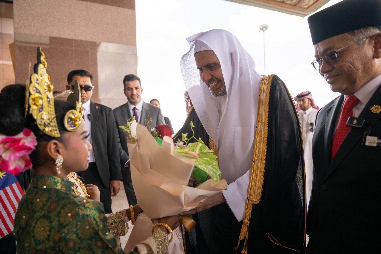 ‏يرأسُ بالشراكة مع الحكومة الماليزيّة؛ القمةَ الدوليةَ للقيادات الدينية، والاجتماعَ الثالثَ لمجلس علماء آسيان. ‏كما يدشِّنُ برعاية رئيس الوزراء ملتقى المجمع الفقهي الإسلامي، والملتقى العالميّ للتصديق على الإجازات القرآنية في العاصمة الماليزيّة &quot;كوالالمبور&quot;:  ‏معالي الأمين العام، رئيس هيئة علماء المسلمين، فضيلة الشيخ د.⁧‫محمد العيسى‬⁩‬⁩، يصِلُ اليومَ على رأس وفدٍ من ⁧‫رابطة العالم الإسلامي‬⁩، إلى مطار كوالالمبور الدولي،حيث كان في استقباله الوزير برئاسة الوزراء معالي السيناتور الدكتور محمد نعيم بن مختار، وعدد