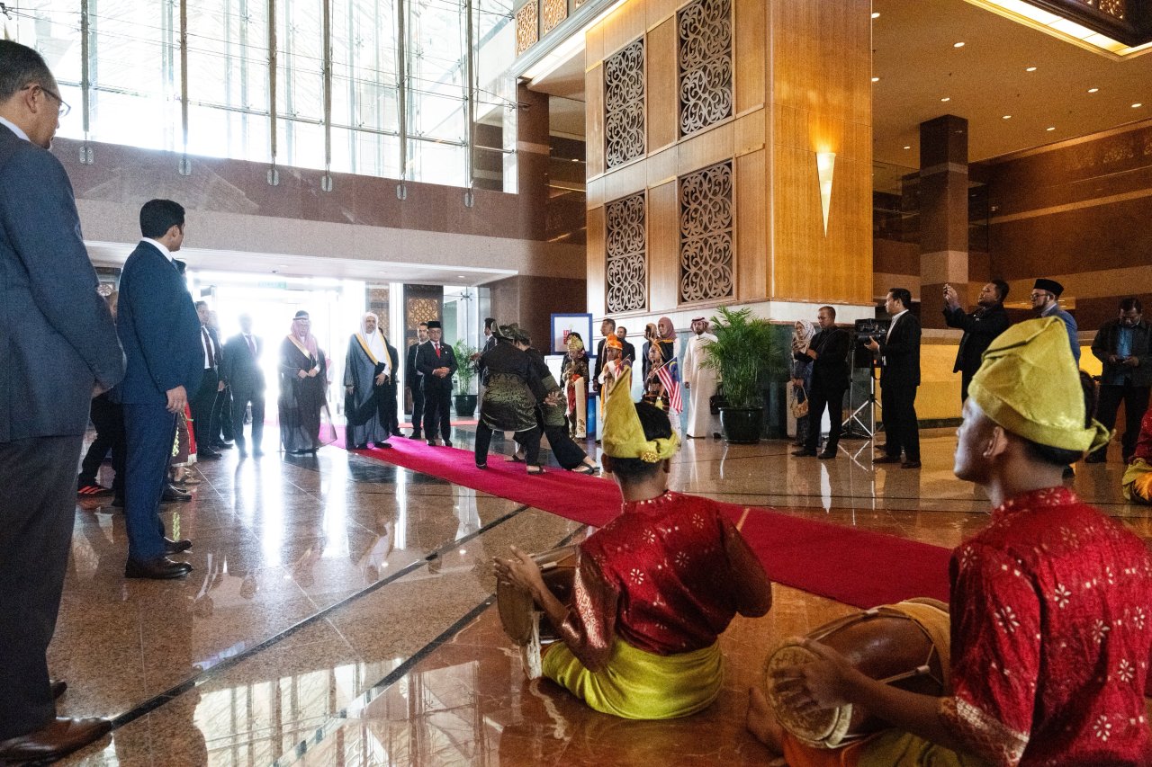 ‏يرأسُ بالشراكة مع الحكومة الماليزيّة؛ القمةَ الدوليةَ للقيادات الدينية، والاجتماعَ الثالثَ لمجلس علماء آسيان. ‏كما يدشِّنُ برعاية رئيس الوزراء ملتقى المجمع الفقهي الإسلامي، والملتقى العالميّ للتصديق على الإجازات القرآنية في العاصمة الماليزيّة &quot;كوالالمبور&quot;:  ‏معالي الأمين العام، رئيس هيئة علماء المسلمين، فضيلة الشيخ د.⁧‫محمد العيسى‬⁩‬⁩، يصِلُ اليومَ على رأس وفدٍ من ⁧‫رابطة العالم الإسلامي‬⁩، إلى مطار كوالالمبور الدولي،حيث كان في استقباله الوزير برئاسة الوزراء معالي السيناتور الدكتور محمد نعيم بن مختار، وعدد