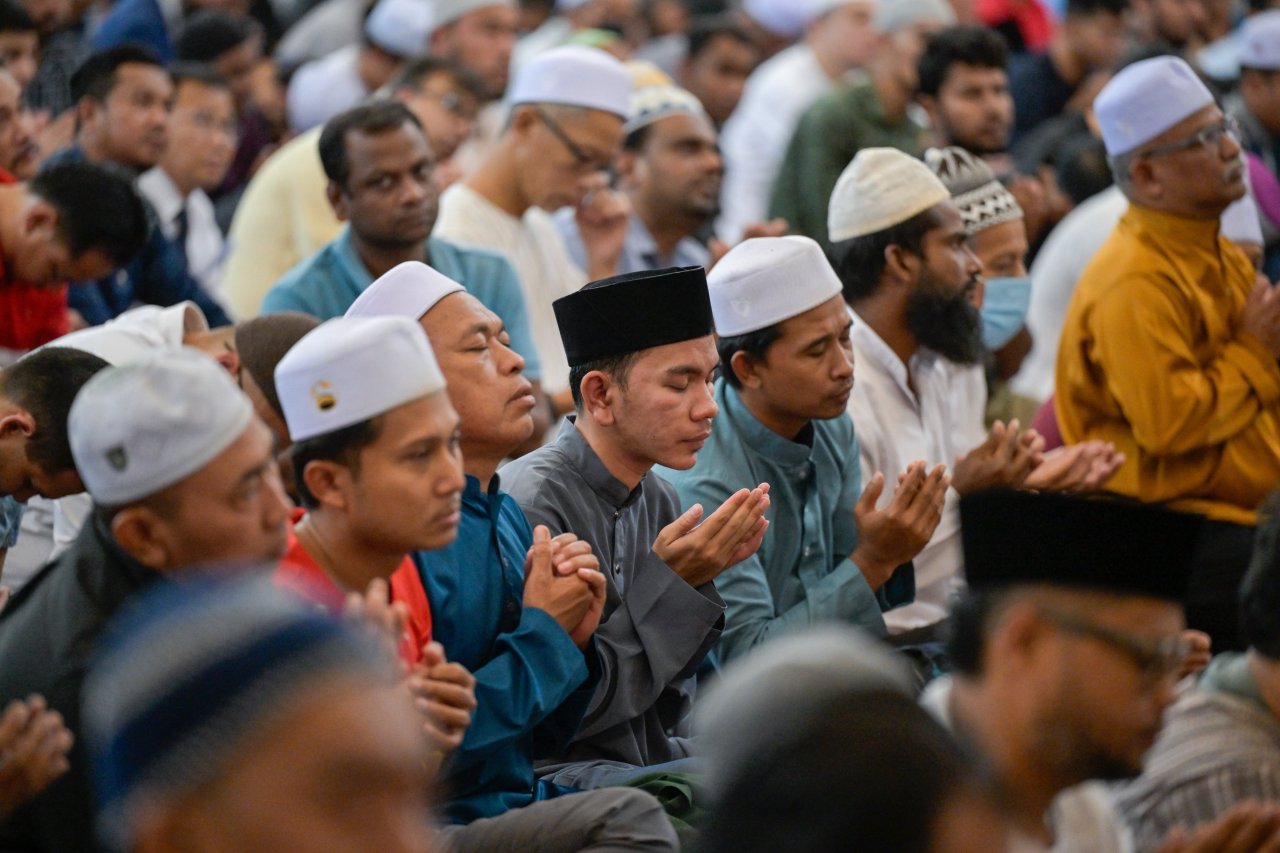 ‏صورٌ من خطبة الجمعة التي ألقاها معالي الأمين العام، رئيس هيئة علماء المسلمين، الشيخ د. ⁧‫محمد العيسى‬⁩ ‬⁩، من منبر أكبر جوامع العاصمة الماليزية “كوالالمبور”، وبحضور علماء آسيان من عموم المذاهب الإسلامية: