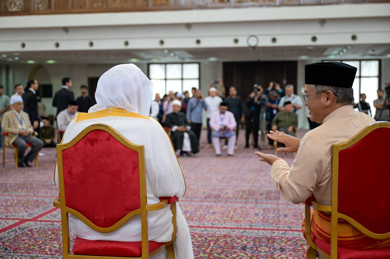 معالي الأمين العام، رئيس هيئة علماء المسلمين، فضيلة الشيخ د.⁧‫محمد العيسى‬⁩‬⁩، يعقد جلسةً علمية داخل الجامع مع كبار علماء آسيان تناولت تشخيص وتحليل وسبُل معالجة رُهاب الإسلام &quot;الإسلاموفوبيا&quot;