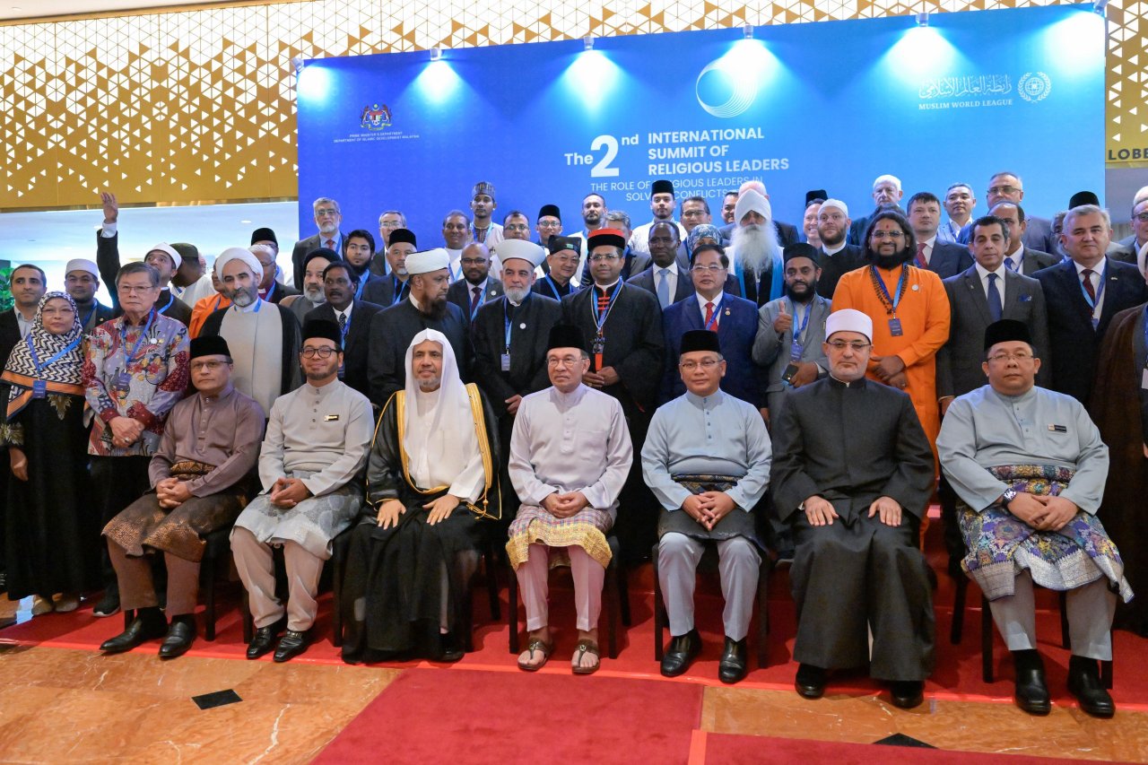 نظَّمتها رابطة العالم الإسلامي بالشراكة مع الحكومة الماليزية بمشاركة ٤٠٠ شخصية من كبار القيادات الدينية حول العالم  القمة الدولية لقيادات الأديان تدين مجازر غزة.. وتؤكّد تأييدها الوثيقة الختامية لمؤتمر حلّ الدولتين  أنور إبراهيم: العالم يشهد اليوم عجزًا وتراجعًا في الثقة  أنور إبراهيم: أزمة غزة أظهرت أنَّ المجتمع الدولي فقد حماسته وشغفه بالعدالة والإنسانية  د.العيسى: سلام عالمنا ليس مجرَّد خيار بل ضرورةٌ تتعلَّق بوجوده ومصداقية ميثاقه الدولي  د.العيسى: القمة تضع قادة التنوع الديني أمام مصداقية دعوتهم للقيم