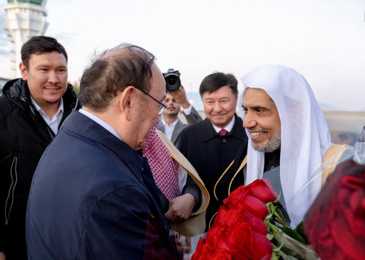 Por invitación oficial del gobierno, con el fin de celebrar una serie de encuentros y eventos relacionados con las misiones de la Liga, de conformidad con su vocación universal: