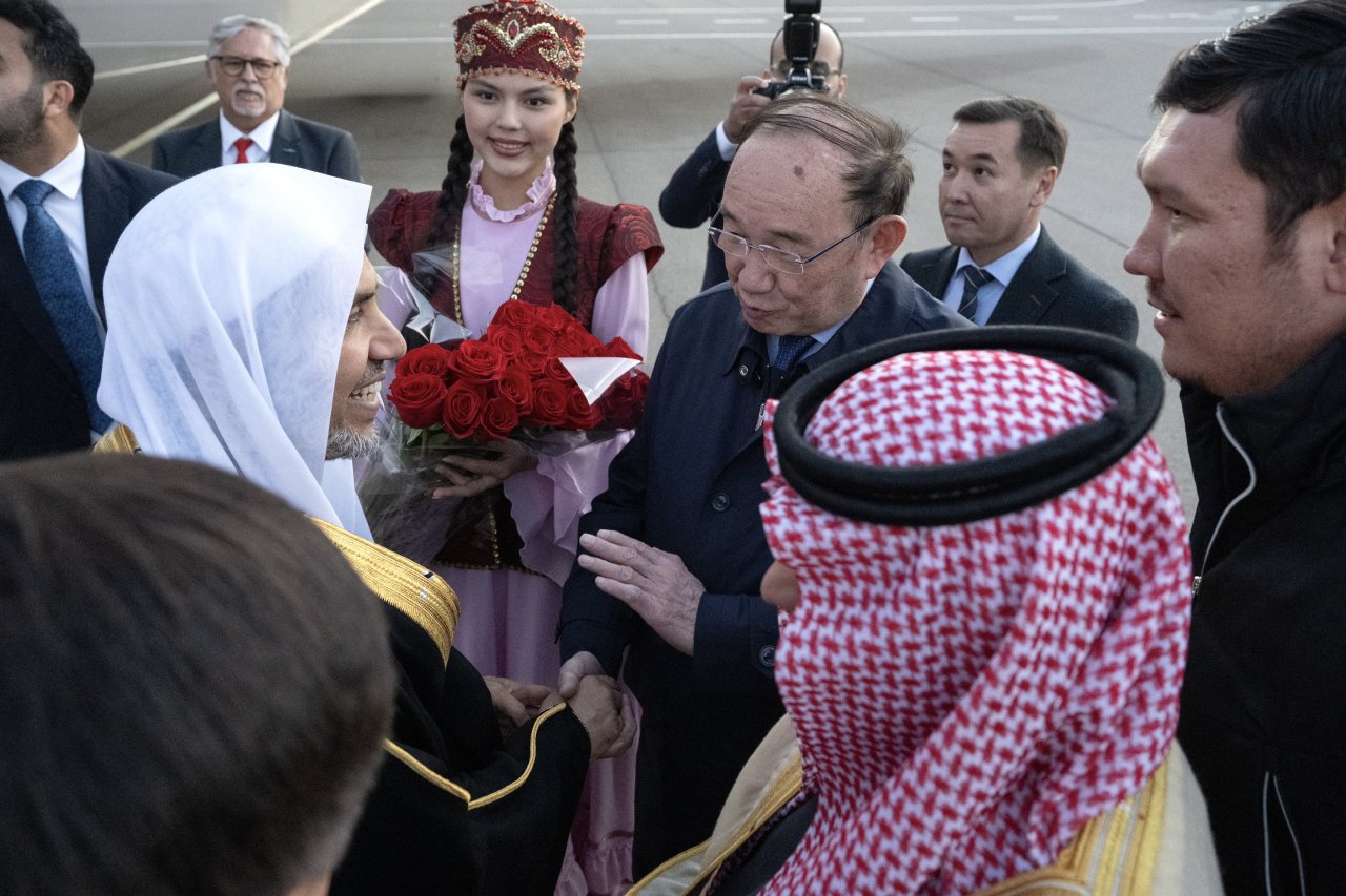 Por invitación oficial del gobierno, con el fin de celebrar una serie de encuentros y eventos relacionados con las misiones de la Liga, de conformidad con su vocación universal: