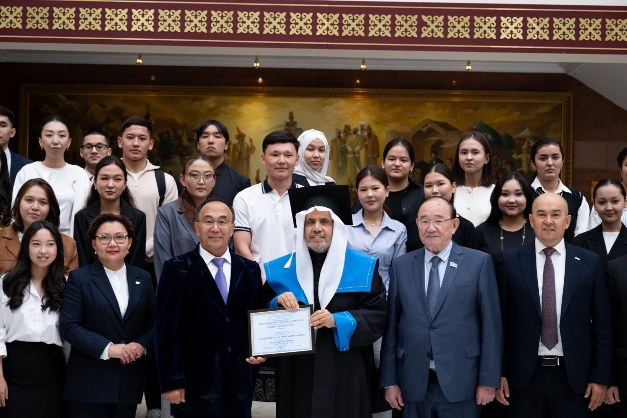 ‏الشيخ د.⁧‫محمد العيسى‬⁩ ‬⁩ يُحاضِرُ في جامعة أستانا الوطنية عن: &quot;التّحولات الفكرية المعاصرة&quot;