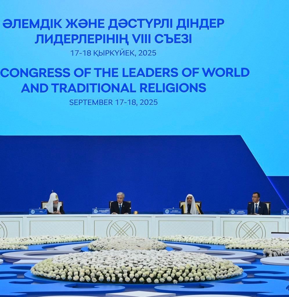 El Secretario General de la Liga del Mundo Islámico, Presidente del Consejo de Ulemas, el Sheij Mohammed Al-Issa dirigiéndose a los participantes de la sesión inaugural de la «Cumbre Mundial de las Religiones»