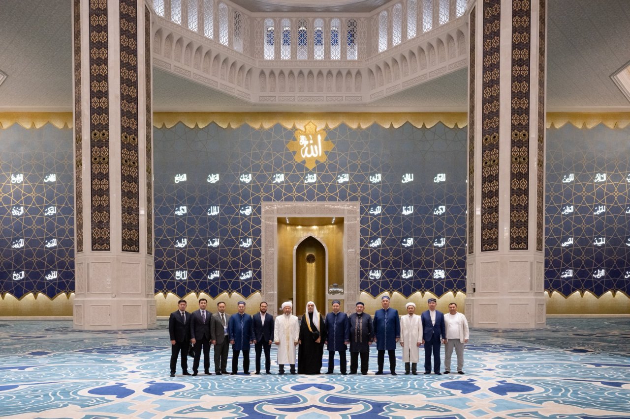 El Secretario General de la Liga del Mundo Islámico, Presidente del Consejo de Ulemas, el Sheij Mohammed Al-Issa, visitó la Gran Mezquita de Astaná, donde asistió a una presentación sobre ella ofrecida por el Gran Muftí, el Sheij Nourzbay Haji Taganuly.