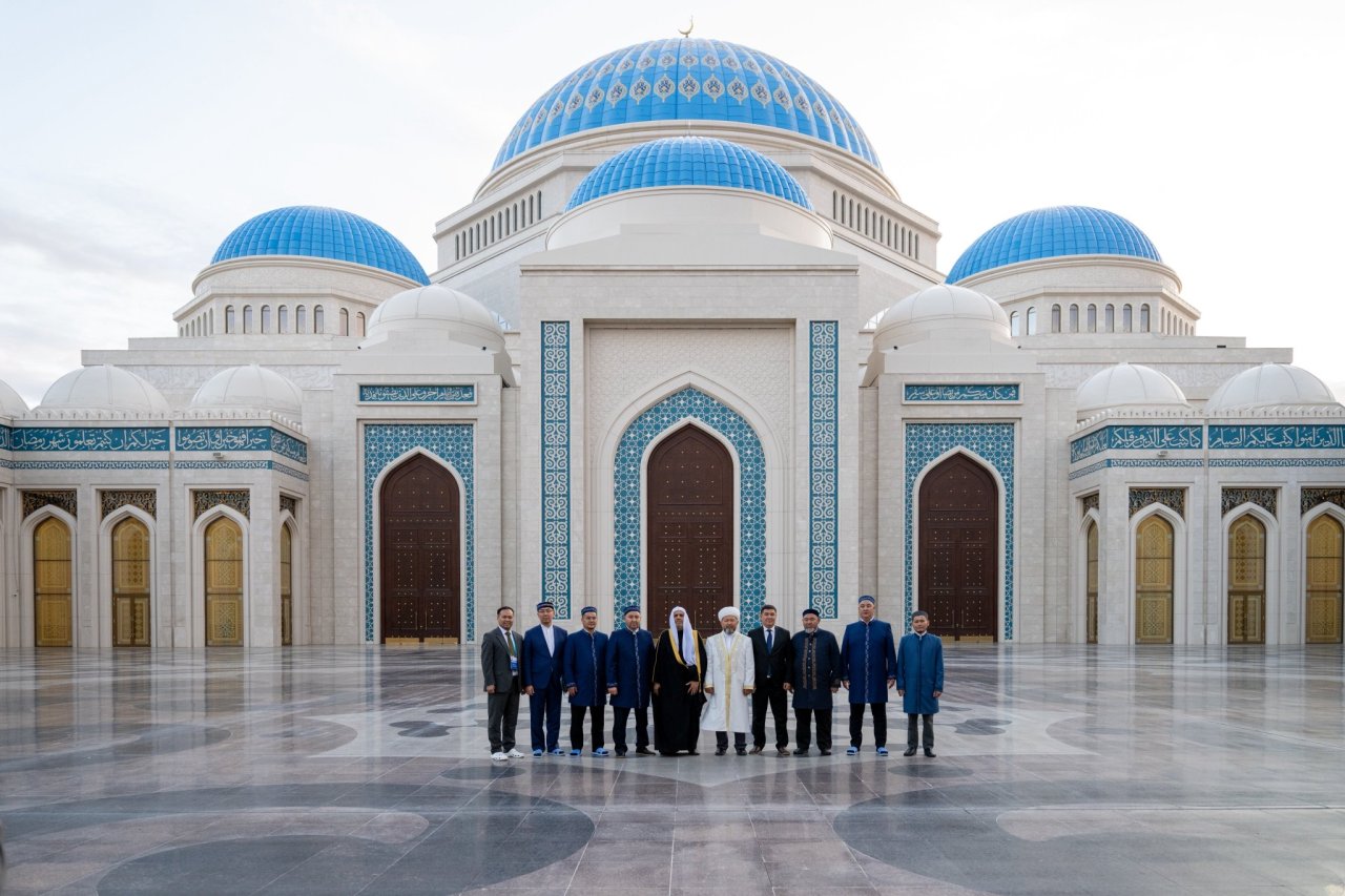 El Secretario General de la Liga del Mundo Islámico, Presidente del Consejo de Ulemas, el Sheij Mohammed Al-Issa, visitó la Gran Mezquita de Astaná, donde asistió a una presentación sobre ella ofrecida por el Gran Muftí, el Sheij Nourzbay Haji Taganuly.