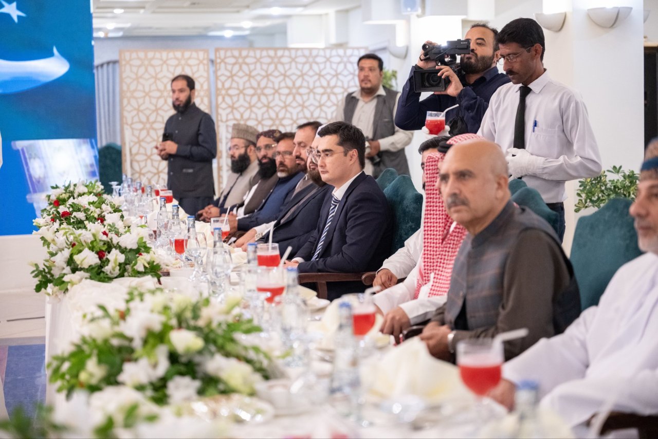 Los eminentes ulemas de la República Islámica de Pakistán ofrecieron una cena en honor del Secretario General de la Liga del Mundo Islámico, Presidente del Consejo de Ulemas, el Sheij Mohammed Alissa , con motivo de su visita a la capital, Islamabad. Un cierto número de altas personalidades ministeriales, parlamentarias y diplomáticas fueron invitadas a este evento.