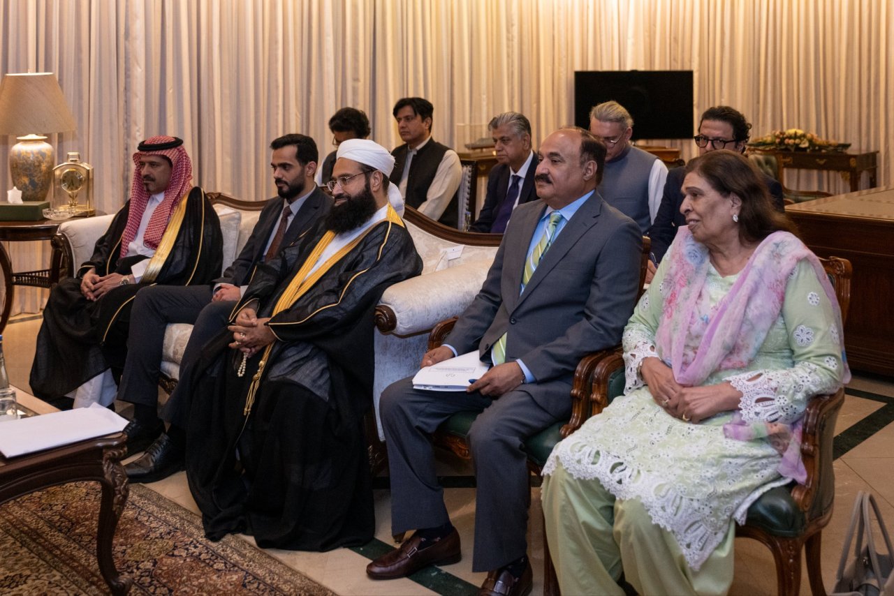 El Presidente de la República Islámica de Pakistán, el Sr. Asif Ali Zardari, recibió en el palacio presidencial de la capital Islamabad al Secretario General, Presidente del Consejo de Ulemas, el Sheij Mohammed Alissa.