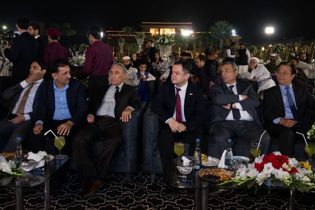 El Sr. Muhammad Talha Mahmood, Presidente de la Comisión de Defensa del Senado de Pakistán, organizó una cena en honor del Secretario General de la Liga del Mundo Islámico, Presidente del Consejo de Ulemas, el Sheij Mohammed Alissa