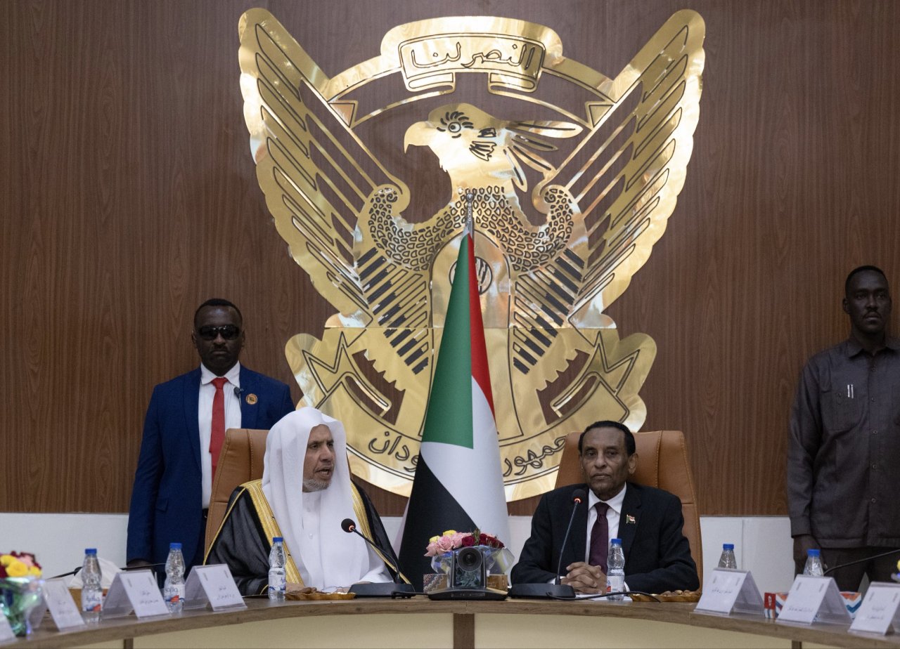 Sudán, el General Abdel Fattah Al-Burhan, expresó, durante una conversación telefónica con el Secretario General, Presidente del Consejo de Ulemas, el Sheij Mohammed Alissa , su bienvenida con motivo de la visita que este realiza actualmente a Sudán