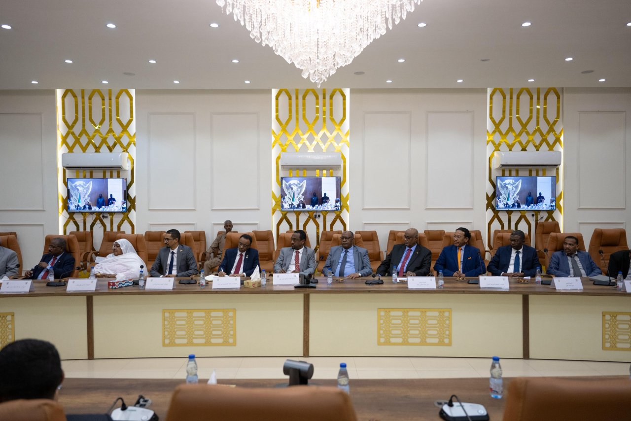 El Primer Ministro del Sudán recibe al Secretario General de la Liga del Mundo Islámico Mantuvieron una reunión sobre el papel de los ulemas en el esclarecimiento de la verdad religiosa,el fortalecimiento de la conciencia espiritual,de la seguridad civil