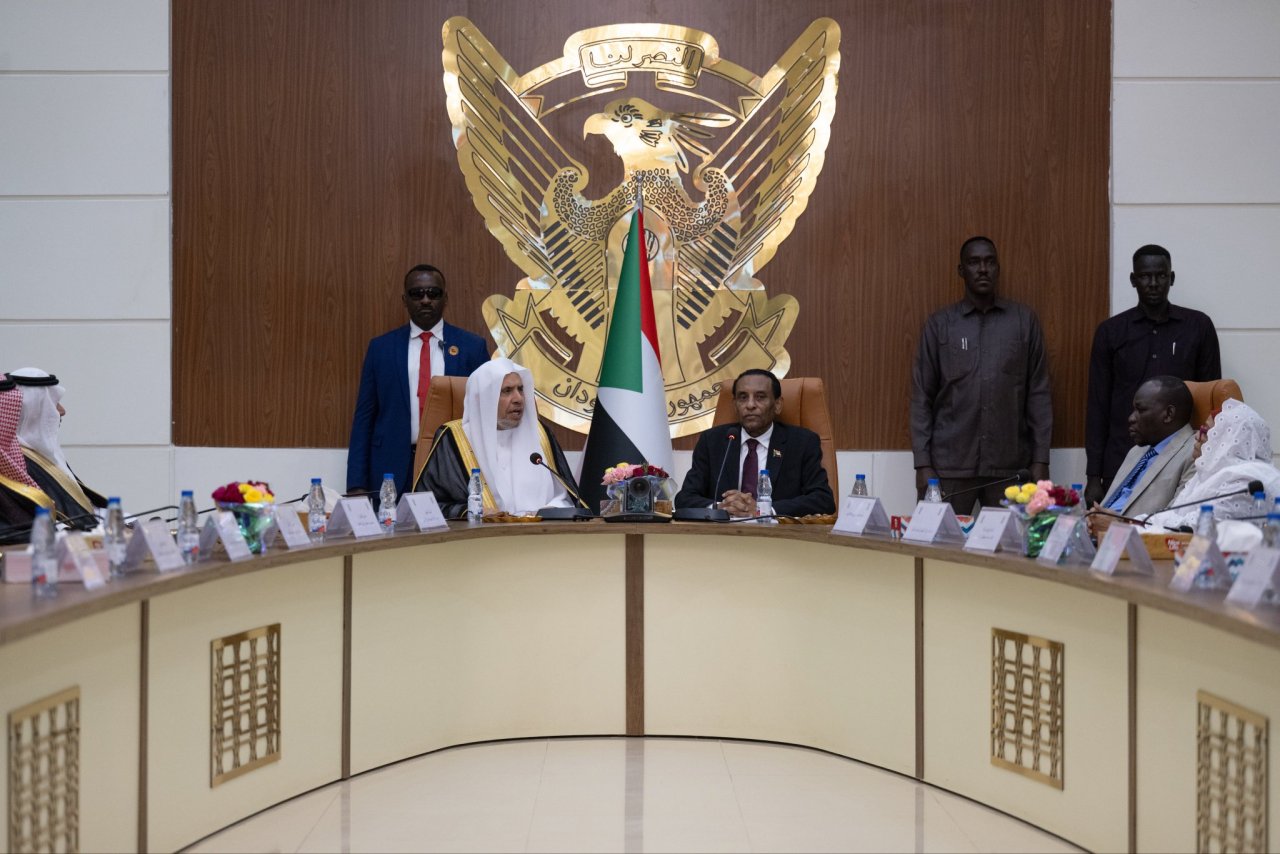 El Secretario General en Sudán: Cooperación y apoyo con el objetivo de restablecer los fundamentos de la estabilidad y la paz, a través de una serie de encuentros que el Sheij Mohammed Alissa mantuvo con dirigentes del gobierno y delegaciones de ulemas.