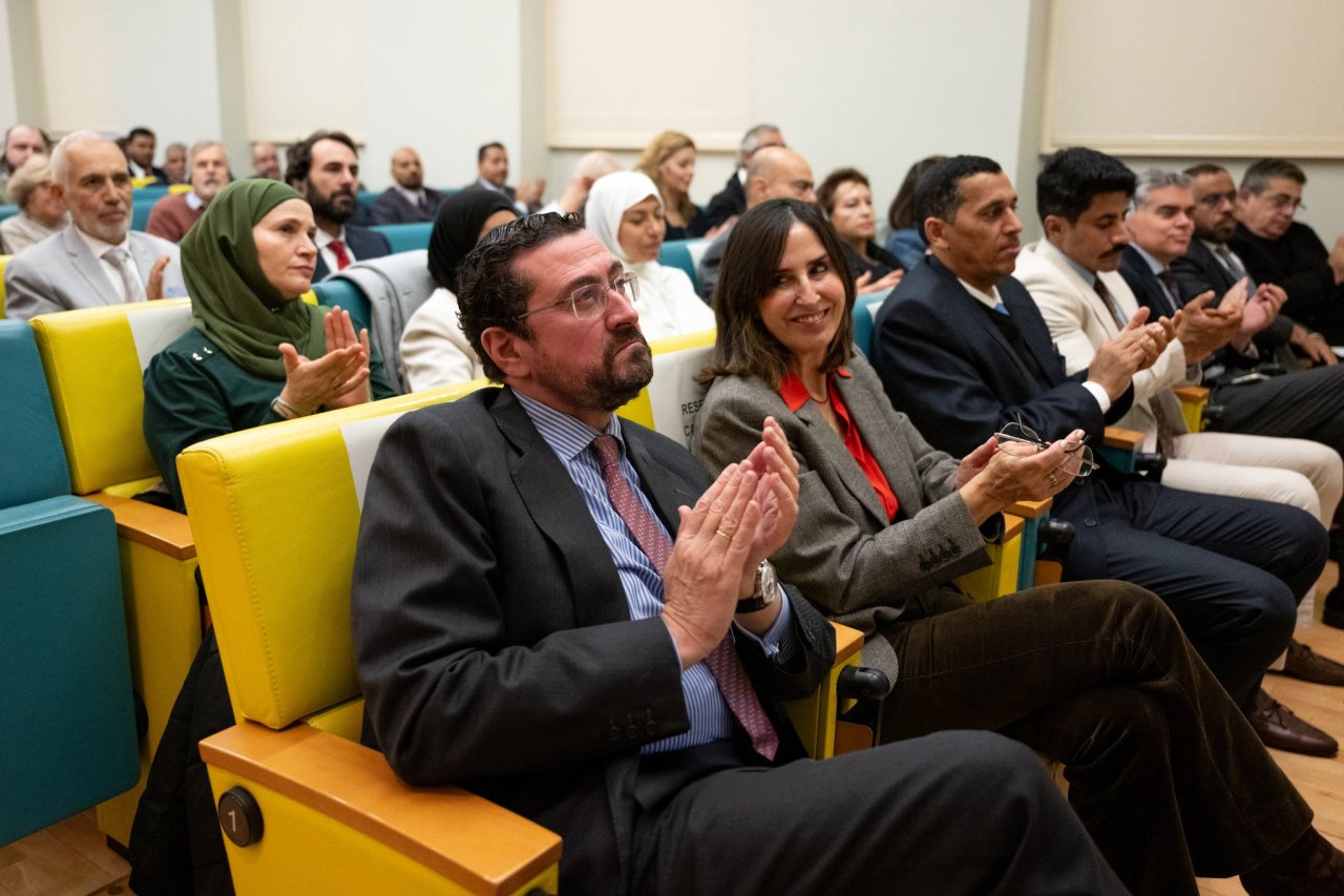 در شهر «مادرید»، «خانه عربی» ـ که یکی از بزرگ‌ترین مراکز پژوهشی اروپا و وابسته به وزارت امور خارجه اسپانیا است ـ جناب دبیرکل، رئیس انجمن علمای مسلمان، اقاي دکتر شيخ محمد العیسی را میزبانی کرد