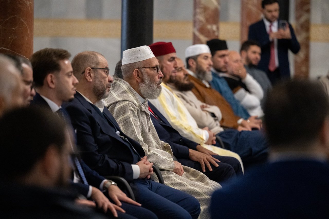 Yang Mulia Sekretaris Jenderal LMD, Ketua Organisasi Ulama Muslim, Syekh Dr. Mohammed Alissa , bertemu dengan para pengurus kegiatan Islam dari berbagai wilayah Spanyol dengan beragam latar belakang, di Masjid Pusat Liga Muslim Dunia, Madrid
