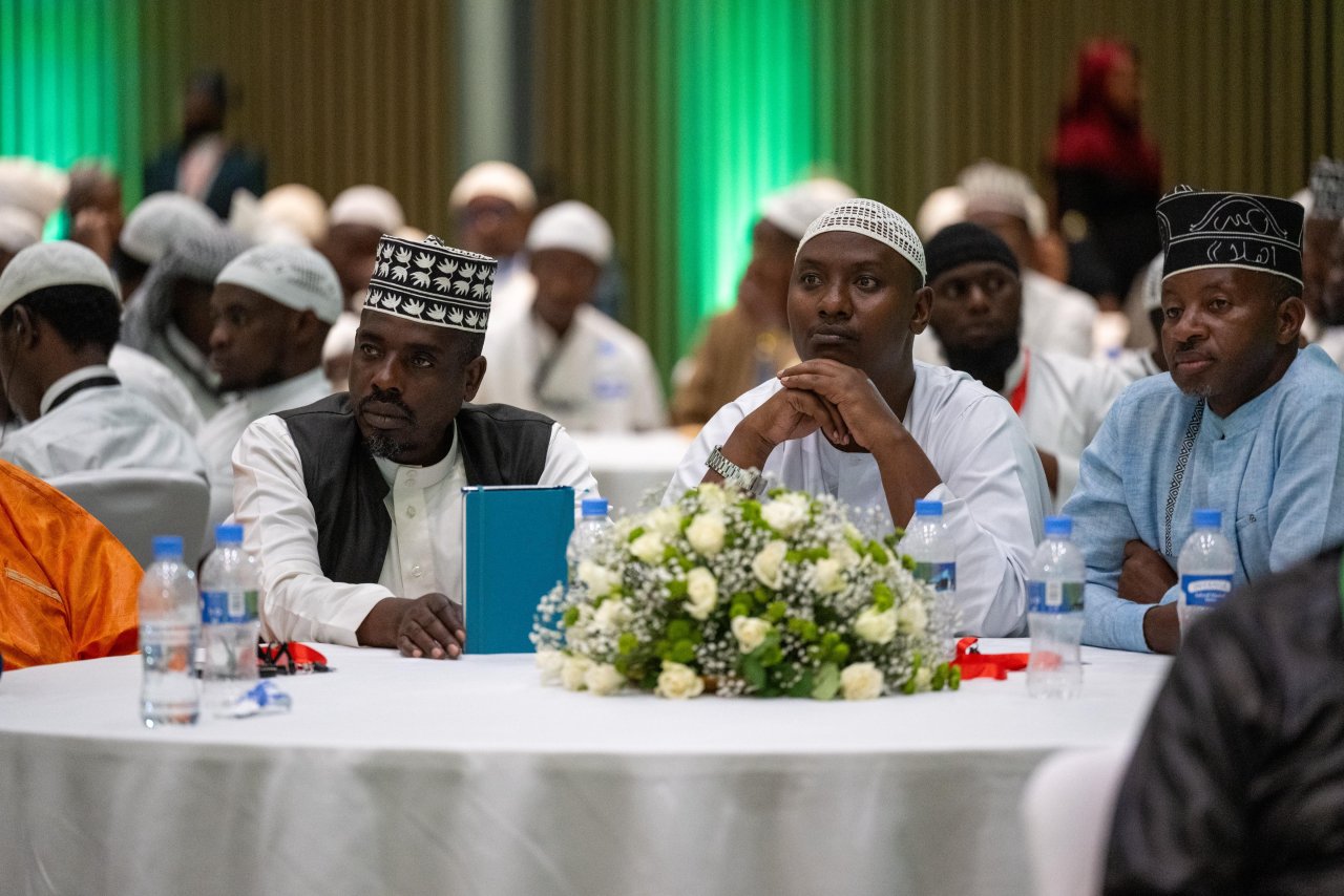 د.العيسى يشهد تخريج سبعين ألفًا بين حافظ وحافظة للقرآن الكريم في راوندا