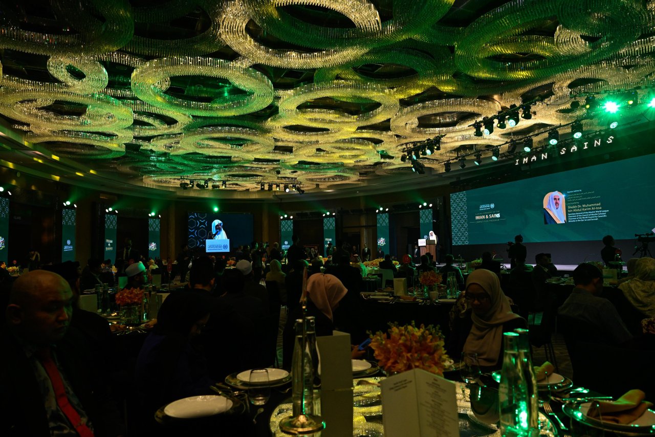 Dr. Al-Issa inaugurates from Malaysia the World Council for Scientific Miracles in the Qur’an and Sunnah, and sponsors the closing ceremony of the “Iman and Sains” program and competition