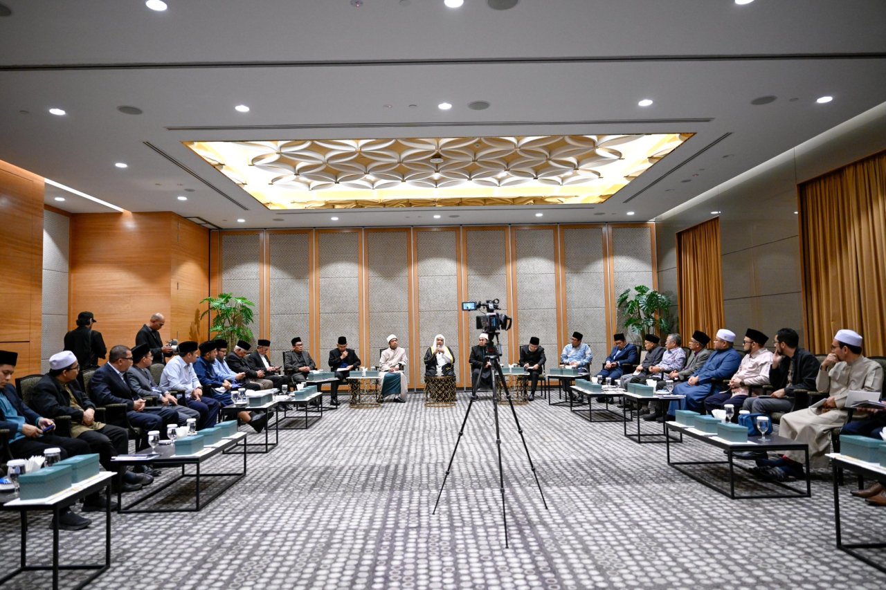 عقَدَ معالي الأمين العام، رئيسُ هيئة علماء المسلمين، فضيلةُ الشيخ د.⁧‫ محمد العيسى‬⁩ ‬⁩، في العاصمة الماليزية "كوالالمبور"، اجتماعًا مع كبار علماء ماليزيا من عموم الولايات، يتقدَّمُهم سماحةُ الإمام الأكبر المفتي العام لماليزيا، الشيخ فواز أحمد فاضل