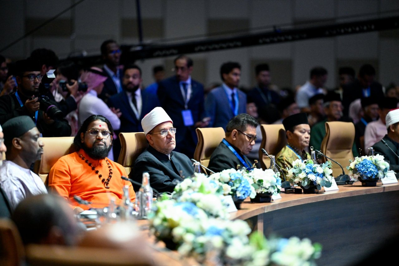 بین الاقوامی مذہبی قیادتوں کی تیسری عالمی سربراہی کانفرنس کی جھلکیاں، جس میں سیکرٹری جنرل رابطہ اور چیئرمین مسلم علماء کونسل، عزت مآب شیخ ڈاکٹر محمد العیسی نے افتتاحی تقریب سے مرکزی خطاب کیا